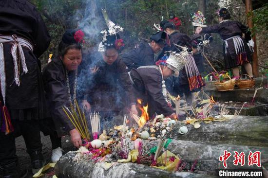 图为贵州省台江县苗族同胞进行“祭桥”仪式。台江融媒供图