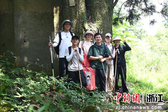 南京林业大学生命科学学院副教授伊贤贵植物科考团队开展行走调查。庄前进 供图