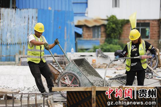 工人们正在亮江桥施工