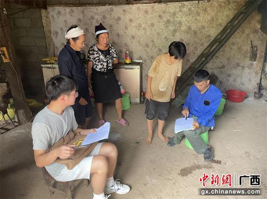 驻村工作队员向群众宣传普法。崖光健 摄 驻村工作队员向群众宣传普法。崖光健 摄