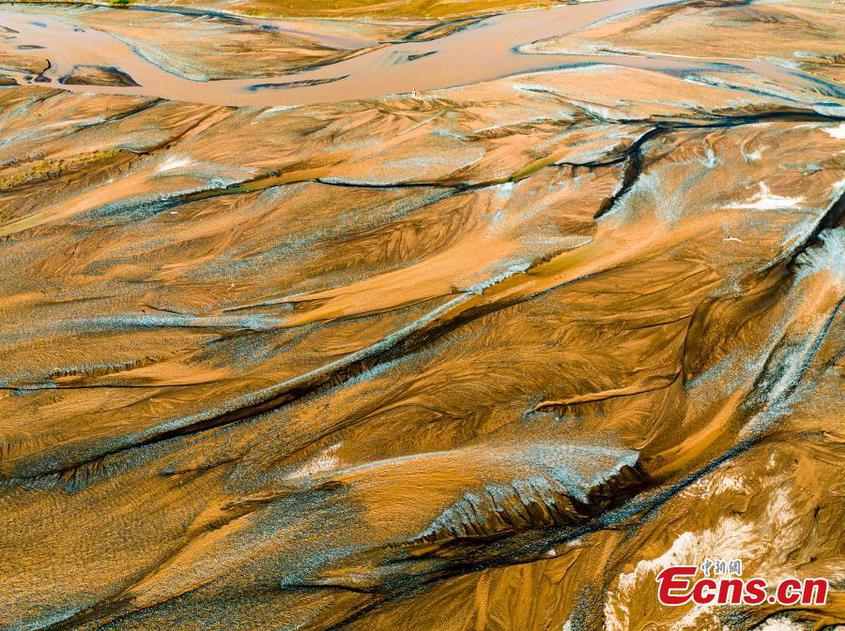 Multiple branches are washed out by increased water volume from the upstream on Cherchen River, creating a stunning landscape in Qiemo County, Bayingolin Mongolian Autonomous Prefecture, northwest China's Xinjiang Uyghur Autonomous Region, July 17, 2023. (Photo/China News Service)

