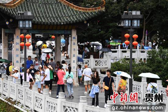 8月15日，游客在贵阳市甲秀楼景区参观游览。