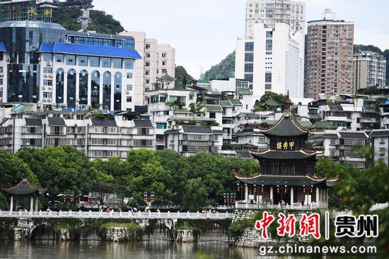 8月15日，游客在贵阳市甲秀楼景区参观游览。