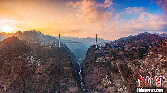 杭州至瑞丽高速公路北盘江大桥。赵世才 摄