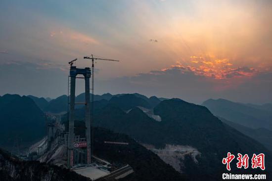 资料图：花江大峡谷大桥主塔体。杨再友摄