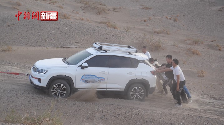 新疆庫車：游客車輛陷入沙坑?警民聯合將其救出
