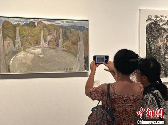 图为民众参观“山乡巨变——中国式现代化的贵州实践”美术家写生创作作品展。袁超 摄