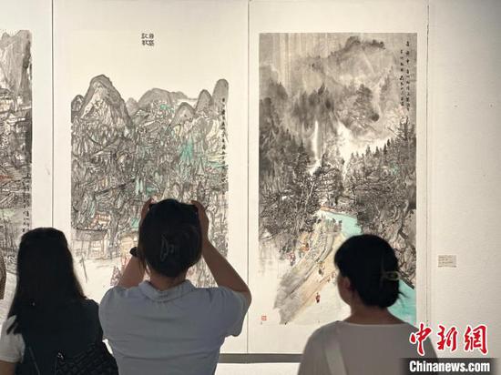 图为民众参观“山乡巨变——中国式现代化的贵州实践”美术家写生创作作品展。袁超 摄
