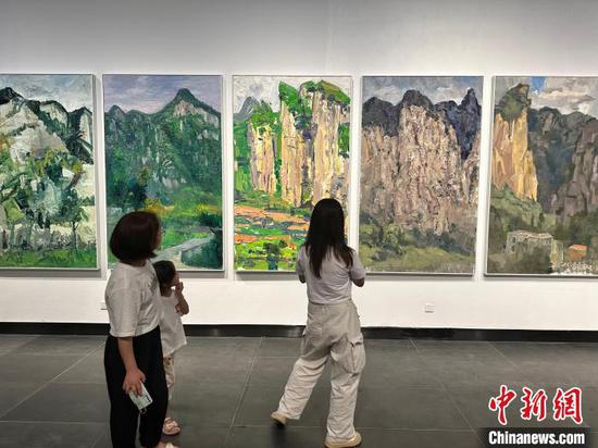 图为民众在参观“山乡巨变——中国式现代化的贵州实践”美术家写生创作作品展。袁超摄