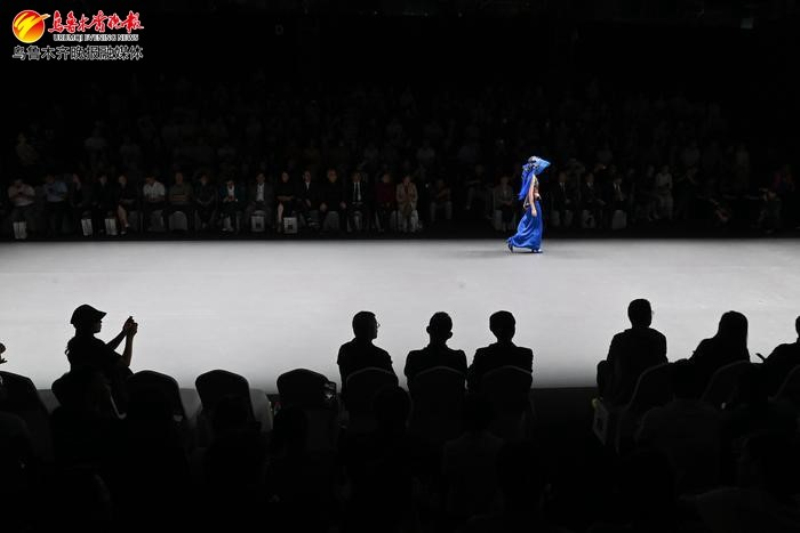 8月17日，在乌鲁木齐国际纺服中心N4馆，第七届亚欧时装周开幕式上，模特在展示中国十佳时装设计师程应奋设计的服装作品。记者陈岩摄