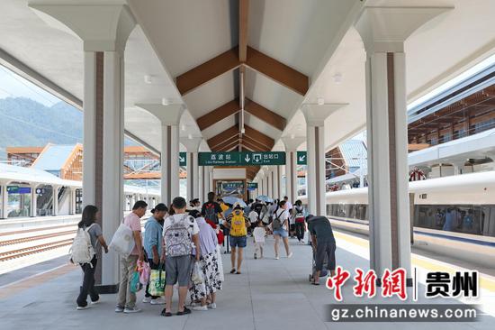 图为荔波站客流。 贵阳车站供图