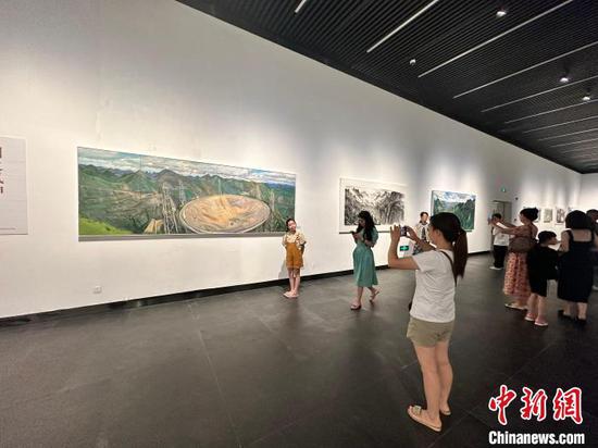 图为民众在参观“山乡巨变——中国式现代化的贵州实践”美术家写生创作作品展。袁超摄