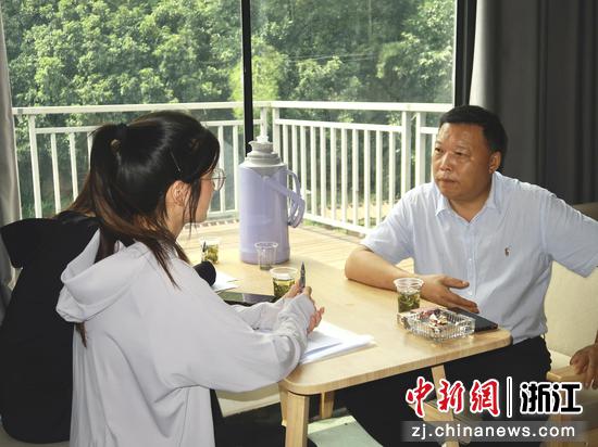 　团队成员与衍昌村村书记进行访谈。杭州师范大学供图