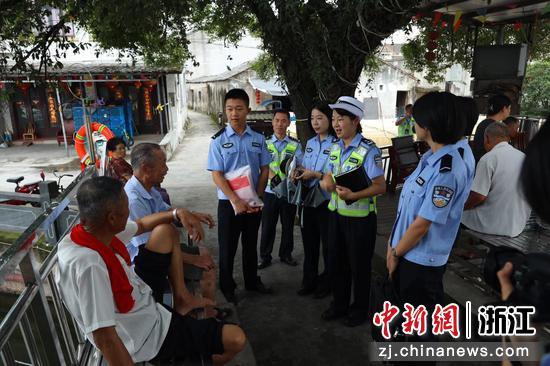 　　浙江警察学院学生在郭庄村与老人交谈，了解他们的日常出行需求，并进行交通安全知识宣传。毛泸乐摄