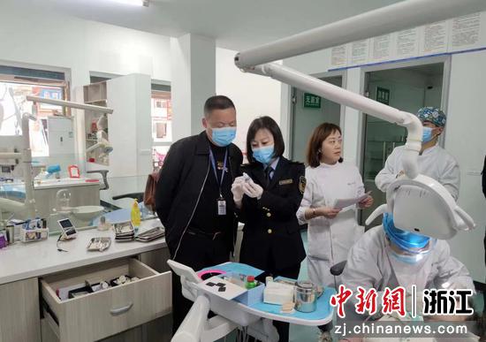 温州市市场监管部门在开展口腔类医疗机构药械质量安全检查。 吴奇洋摄