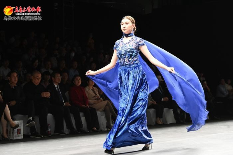 8月17日，在乌鲁木齐国际纺服中心N4馆，第七届亚欧时装周开幕式上，模特在展示中国十佳时装设计师程应奋设计的服装作品。记者陈岩摄