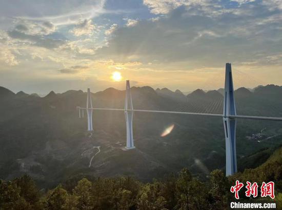 图为香港青年“打卡”贵州平塘大桥。余伟杰 摄