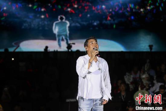 中国内地歌手沙宝亮在演唱歌曲《暗香》。 瞿宏伦 摄