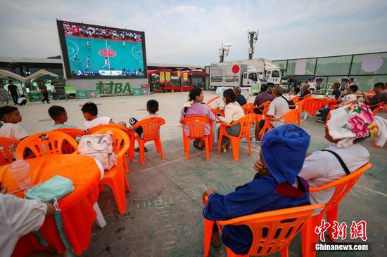 当地民众通过赛场外设置的大屏幕观看比赛。