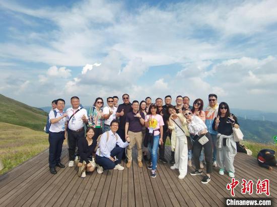 8月20日，台湾青年在贵州毕节韭菜坪景区合影留念。　中新社记者 周燕玲 摄