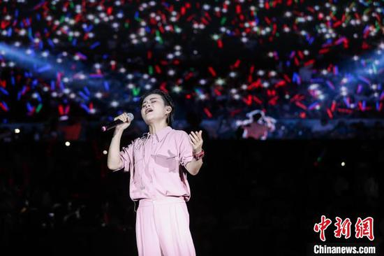 中国内地歌手潘倩倩在演唱歌曲。　瞿宏伦 摄