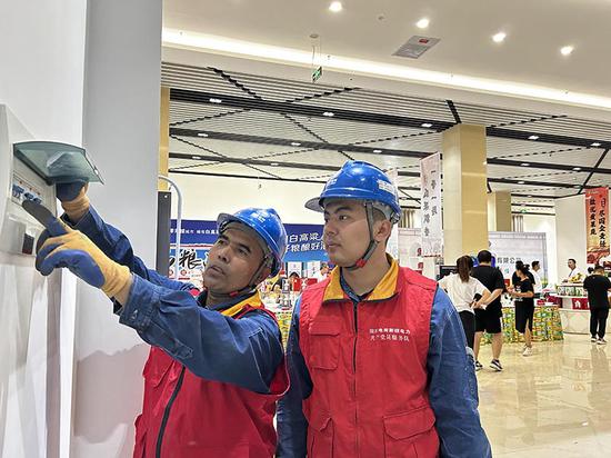 保電人員在吐魯番雙城賓館開展用電設(shè)備隱患排查。（谷碧嬌 攝）