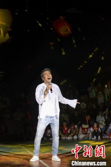 中国内地歌手沙宝亮在演唱歌曲《暗香》。　瞿宏伦 摄