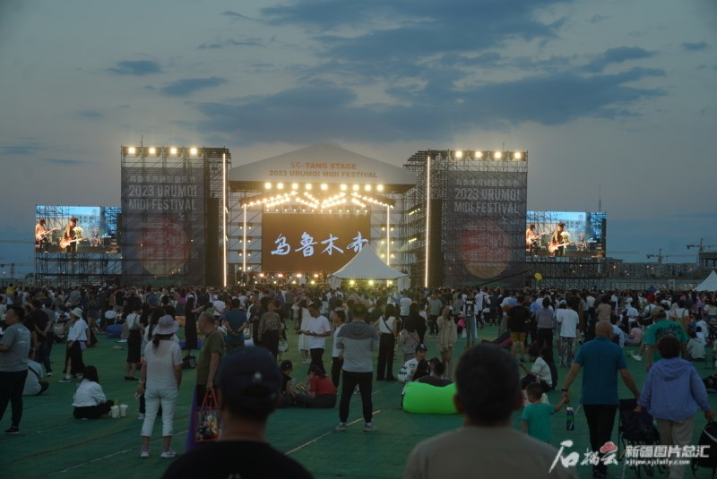 夜幕降临，音乐节现场的人却越来越多。石榴云/新疆日报记者 张万德摄

