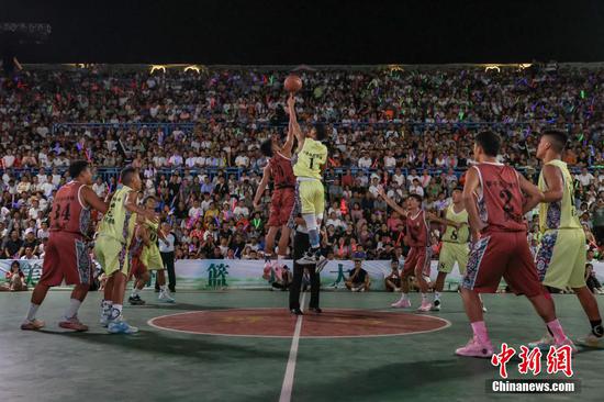 四川苏雄镇球队（黄衣）和贵州尚重镇球队在比赛中。