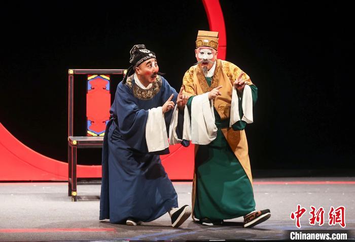 8月12、13日，小劇場京劇《吝嗇鬼》在北京上演?！≈行律缬浾?易海菲 攝