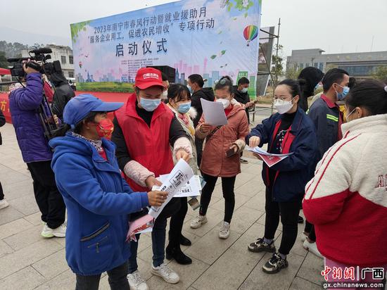 横州市人大代表蒙永凤向群众宣传就业政策、就业信息。