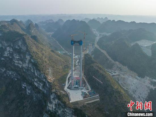 图为建设中的花江峡谷大桥。唐哲摄