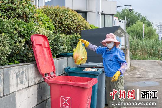 服务区清洁工每天定时不定时地将回收垃圾进行处理。 中新社发 周宇 摄