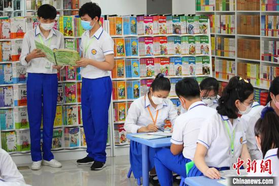 2021年“中国孩子的书香世界”中文绘本巡展(柬埔寨站)活动在柬埔寨举行。欧阳开宇 摄