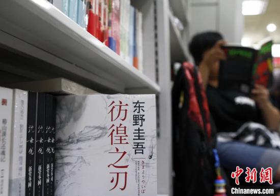 读者在北京王府井书店翻看日本作家的图书。张浩 摄