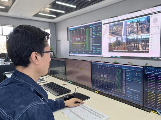 變電運(yùn)維中心值班人員在進(jìn)行一鍵順控操作。