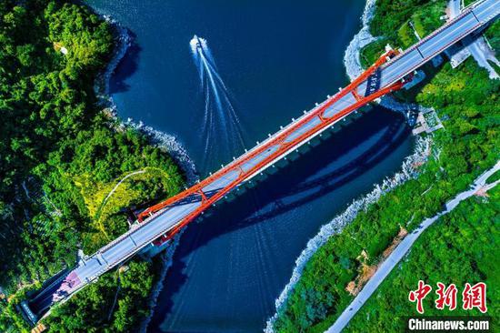 2023年多彩贵州·第十六届中国原生态国际摄影大展：　清镇市红枫湖花鱼洞大桥。陈林 摄