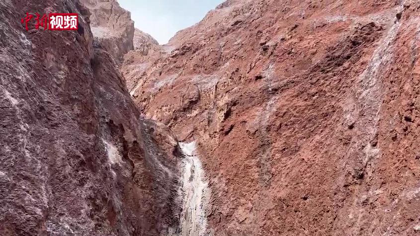 实拍新疆阿克苏托木尔大峡谷盐水瀑布
