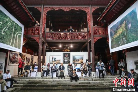 2020多彩贵州·第十三届中国原生态国际摄影大展系列活动之《对话：影像中的原生态精神与物质内涵研讨会》。多彩贵州·中国原生态国际摄影大展组委会办公室供图