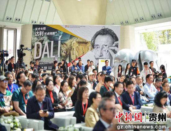 8月19日，第七届中国书法家协会副主席、贵州省书法家协会包主席俊宜客串讲解员