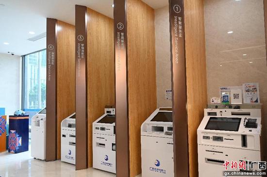广西北部湾银行推动常用业务无纸化、电子化自助办理。