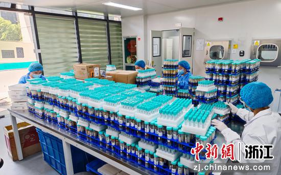 诺辉健康杭州实验室，检验员正在处理常卫清样本。诺辉健康 供图
