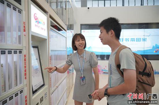 工作人员介绍广西高铁读书驿站（南宁东站）的功能。主办方供图