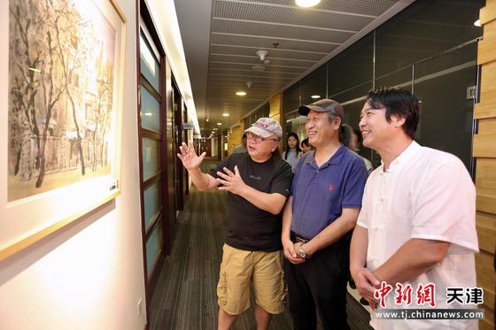 左起：天津财经大学教授朱志刚、王刚、滑寒冰在展览现场观看作品。刘俊苍 摄