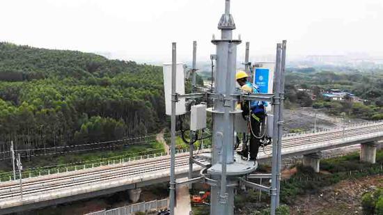 广西移动通信工程师在贵南高铁南宁段安装基站。