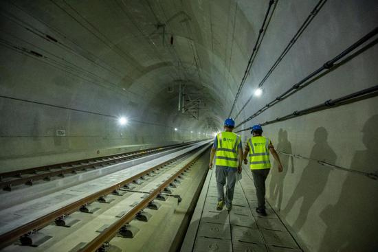 广西移动通信工程师巡检隧道内网络线路。