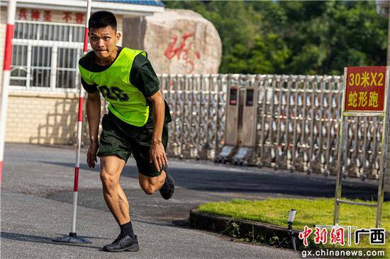 30米×2蛇形跑考核现场。贾广华 摄 30米×2蛇形跑考核现场。贾广华 摄