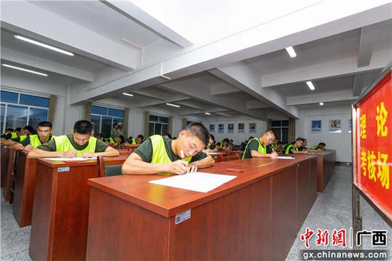 基础理论考核现场。贾广华 摄 基础理论考核现场。贾广华 摄