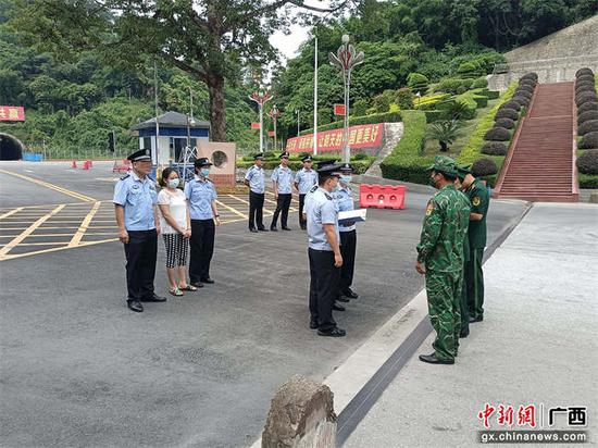 莫昌波与队友一起向越南警方移交毒品犯罪嫌疑人(左一)。 莫昌波与队友一起向越南警方移交毒品犯罪嫌疑人(左一)。