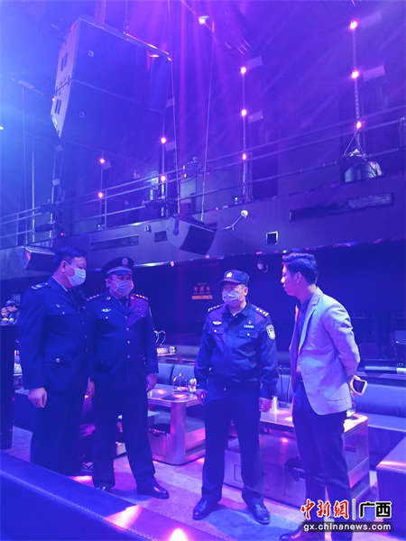 莫昌波(右二)与队友一起开展清查整治行动。苏冬媛 摄 莫昌波(右二)与队友一起开展清查整治行动。苏冬媛 摄